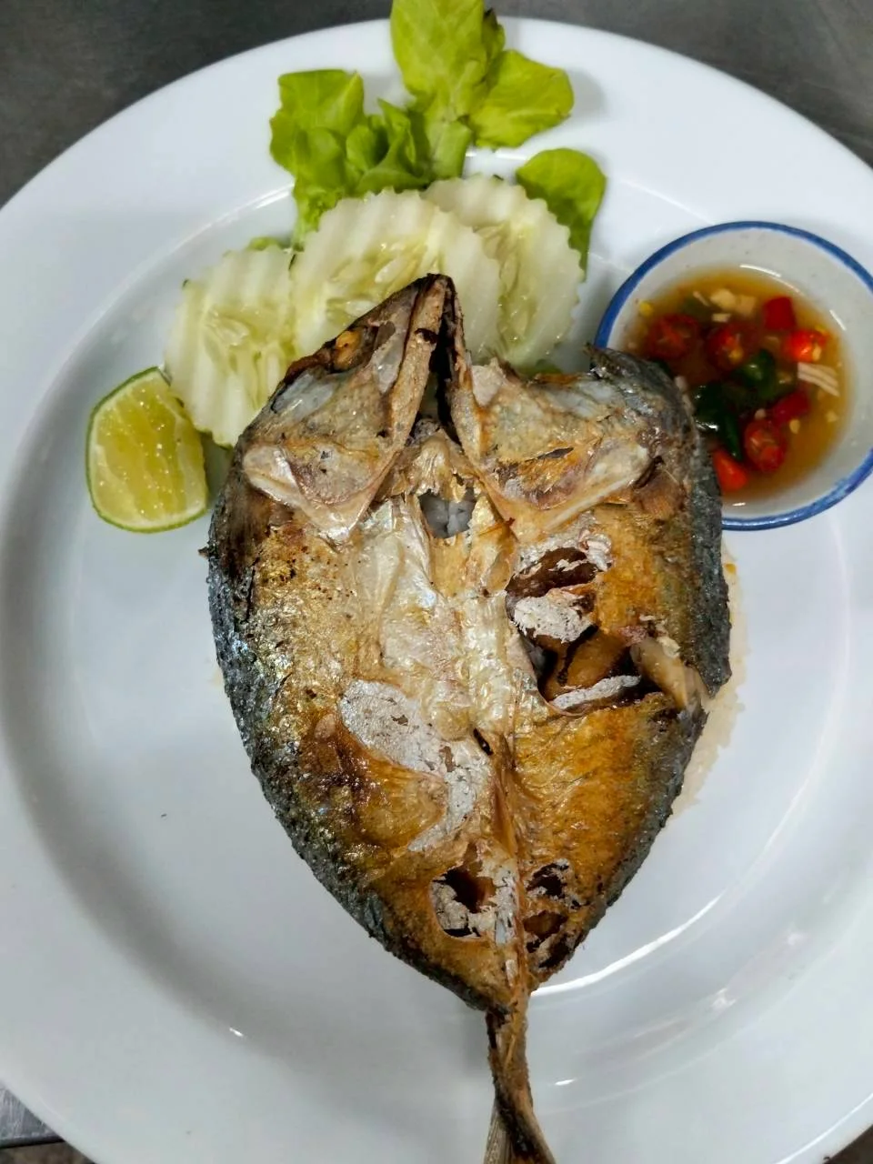 ข้าวผัดกระเทียมปลาทูทอด